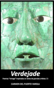 Detalle de una escultura de rostro en mosaico verde con ojos y boca.