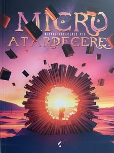 Portada del libro "Micro Atardeceres" con ilustración de puesta de sol y elementos flotantes en el c.