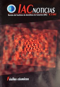 Imagen de la portada de la revista IAC Noticias, edición de 2002, con diseño abstracto en tonos rojo.